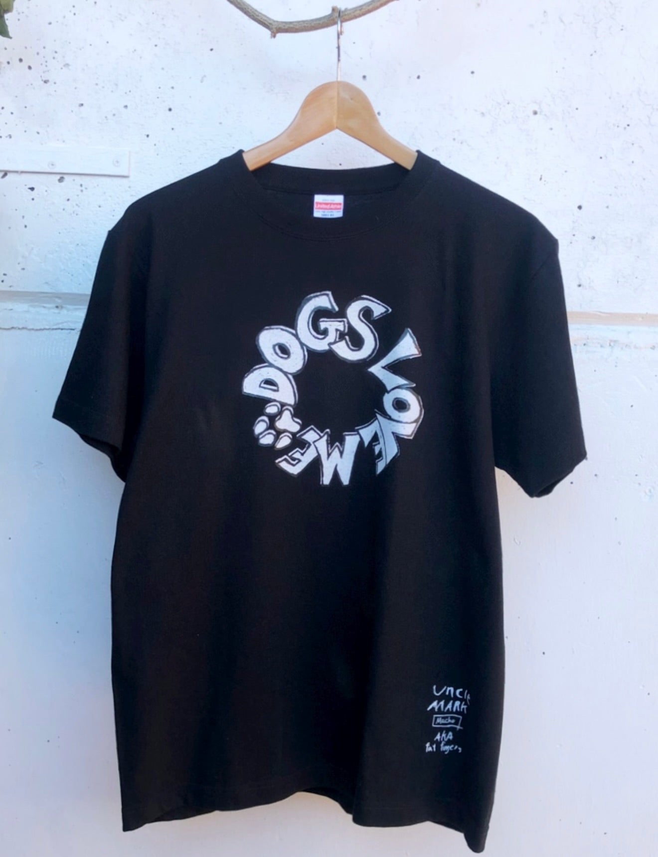 Dogs Love Me Tシャツ