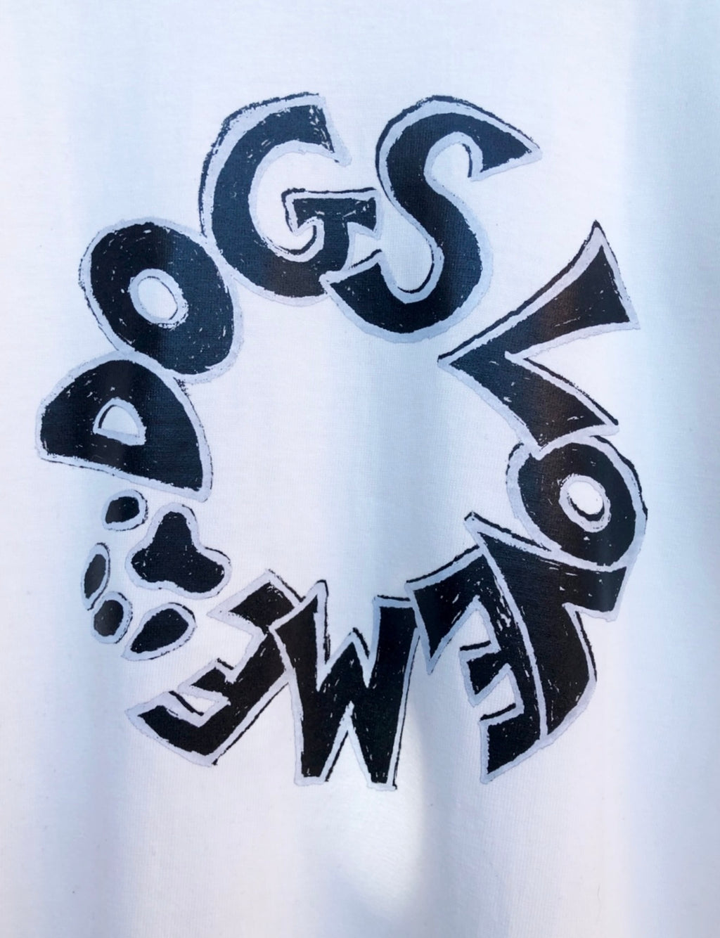 Dogs Love Me Tシャツ