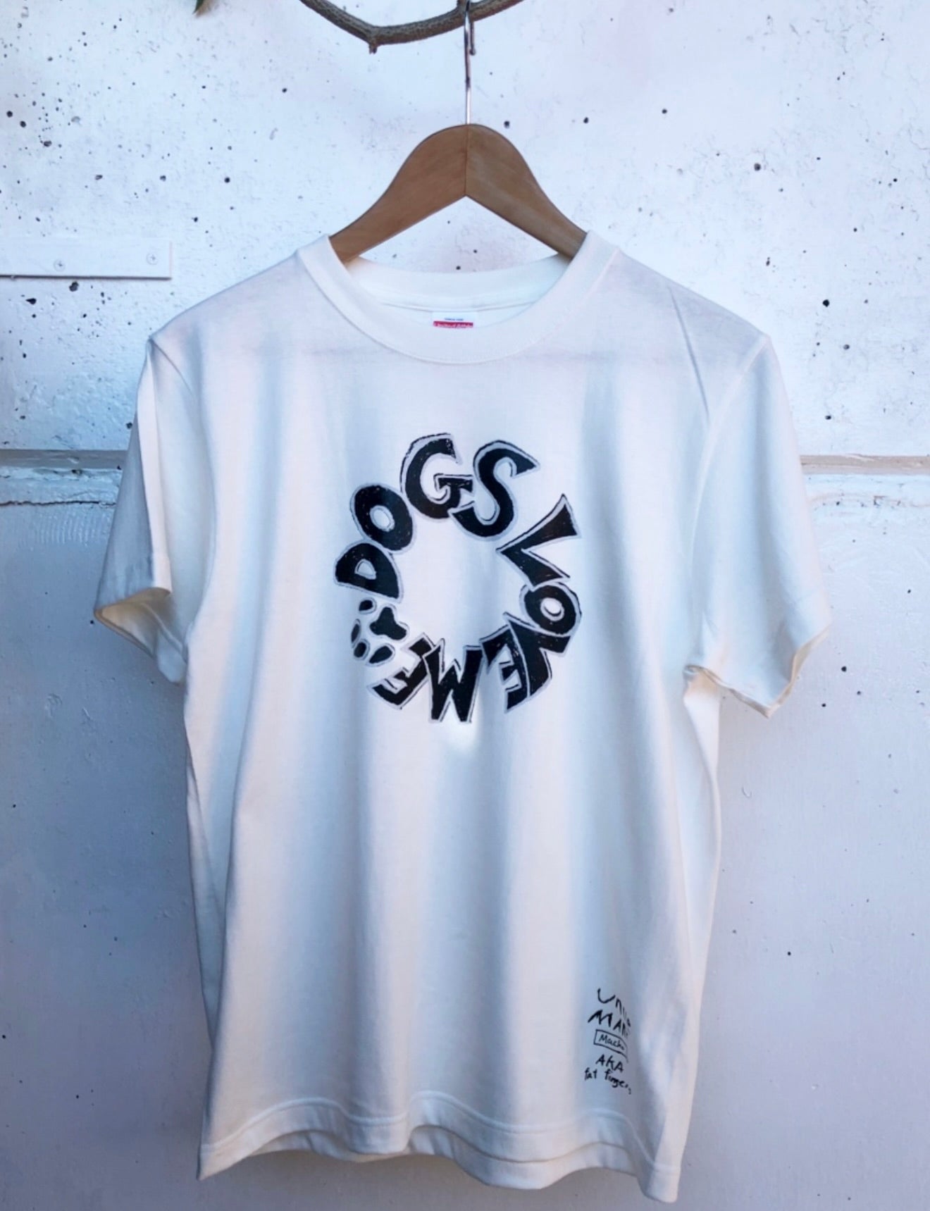 Dogs Love Me Tシャツ