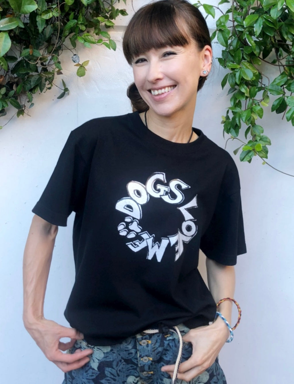 Dogs Love Me Tシャツ